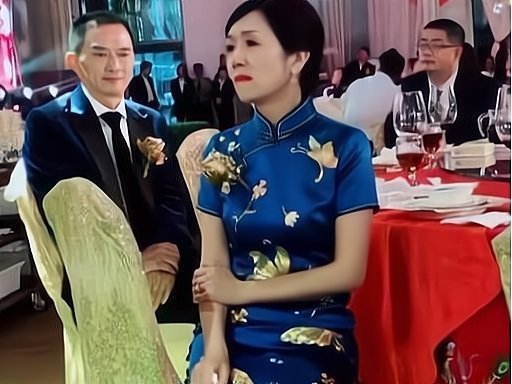 母亲|“最美丈母娘”意外走红,坐姿端庄优雅,网友:哭起来是真的美!