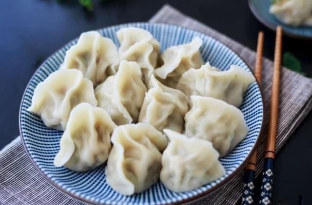 韭菜|盼了一年才吃到这种饺子馅,比韭菜馅鲜香,端上桌全家都吃得香!