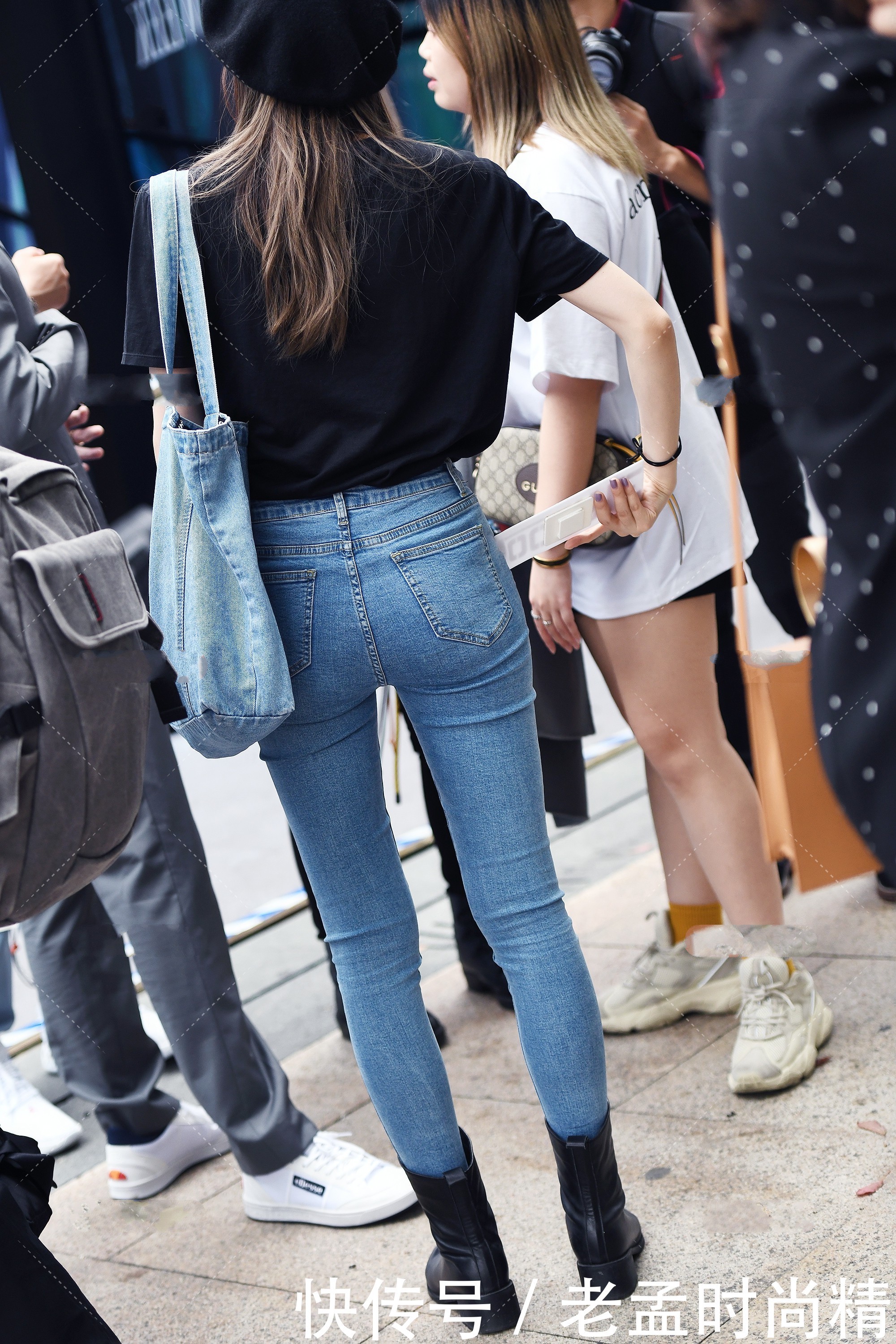 破洞元素|黑色短袖搭配蓝色长裤,可以穿出一种既休闲,又酷的感觉