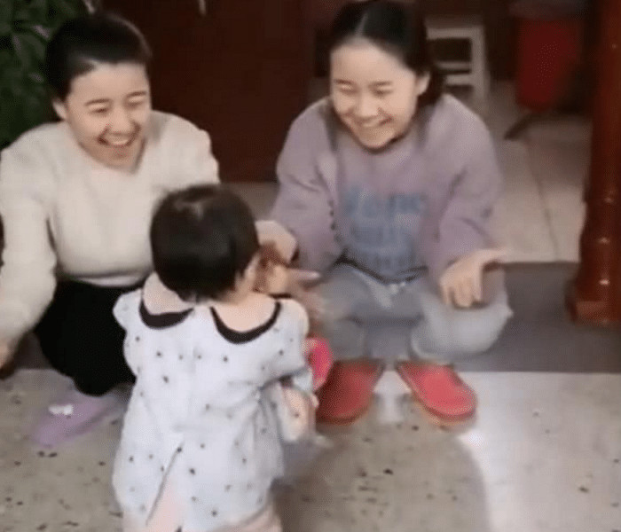 小姨与妈妈是双胞胎，两人同时要抱女儿时，女儿的反应让人笑喷了