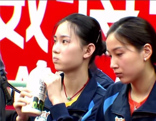 国乒|国乒第一美女出炉!19岁神似袁咏仪,合影挨近樊振东:郎才女貌