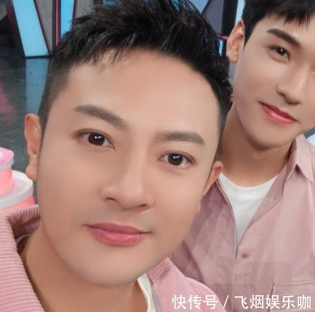 印小天与龚俊张哲瀚自拍,压力大狂开美颜,还做好被裁掉的准备