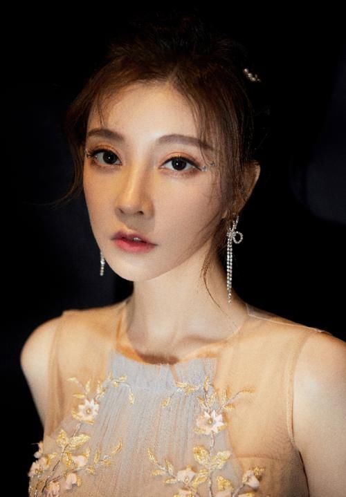 不能不关注的宝藏歌手！周深嗓音太好听，冯提莫作品值得pink