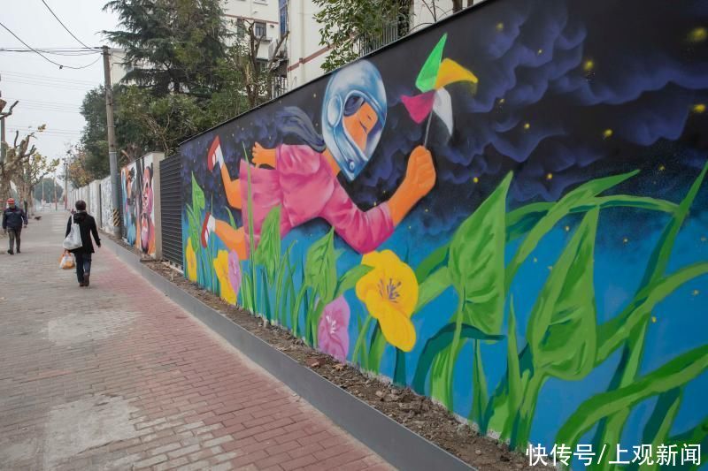 包围|30余幅彩绘绵延600多米,上海徐汇一老小区被涂鸦“包围”……