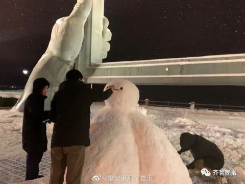 浪漫|威海的这只“大白”火了！网友：堆这个雪人的人一定很喜欢浪漫吧