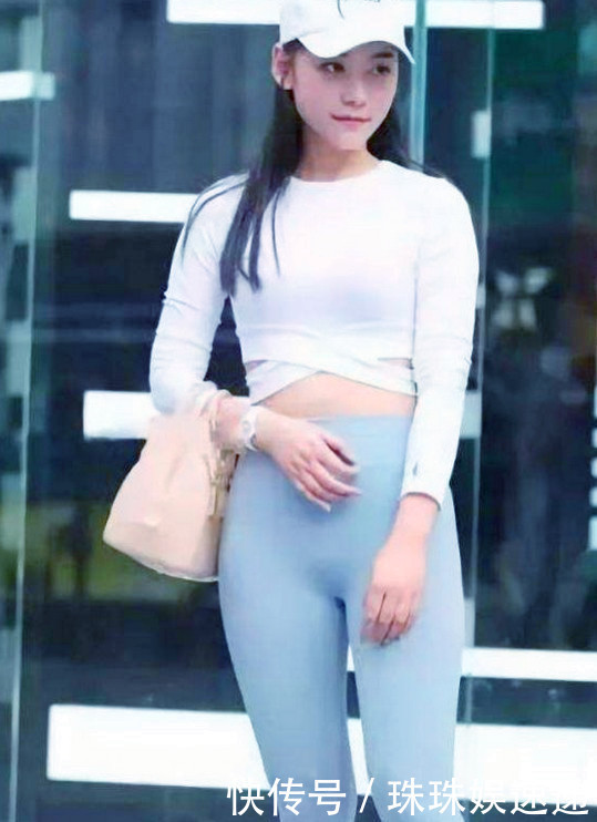 紧身|街拍女神富有活力的紧身打底裤小姐姐，秀出青春活力范
