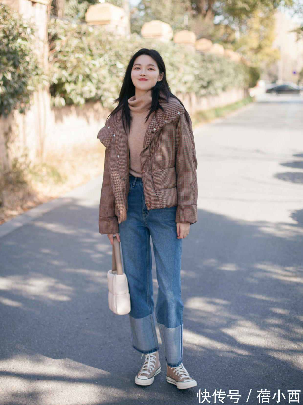 穿搭 穿小黑裤太土了!今冬流行“直筒牛仔裤”,搭配毛衣羽绒服真时髦