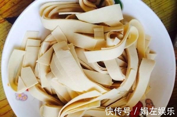 晚上到家不想做饭教你一道凉拌菜，有主食还有蔬菜，两全其美