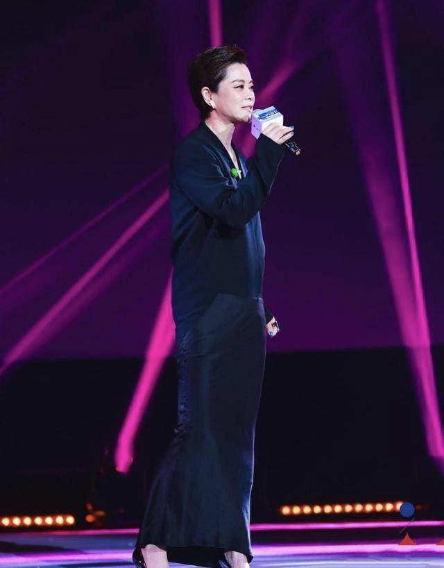 毛阿敏真是气质女神，身穿小西服搭小黑裙精致优雅，减龄又洋气