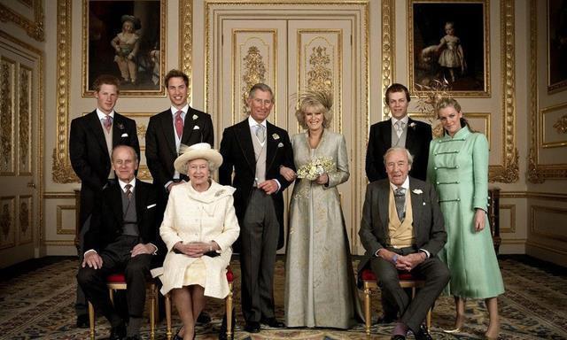 威廉|有妈的孩子像块宝:70岁查尔斯看球睡着,92岁女王微笑不忍叫醒他