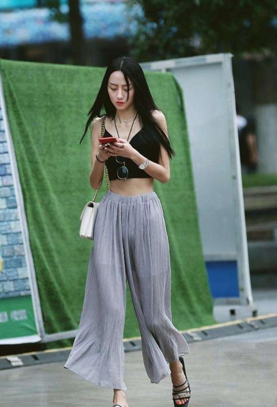 街拍:轻装出行的美女,身材气质真的无话可说