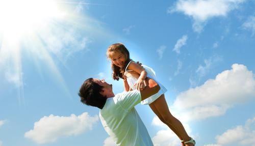 相处|爸爸生病打吊瓶，女儿哭得天昏地暗，宝爸无奈：我只是感冒而已