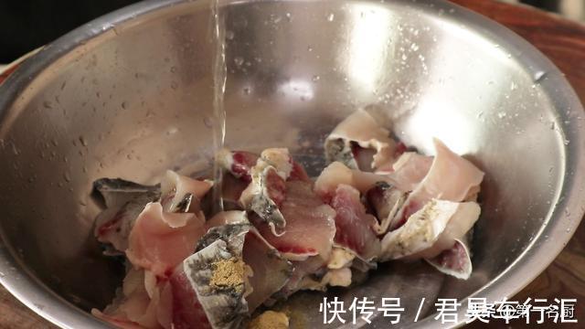配菜|水煮鱼怎样做更好吃?大厨详细讲解鱼片腌制技巧,鱼肉滑嫩无腥味