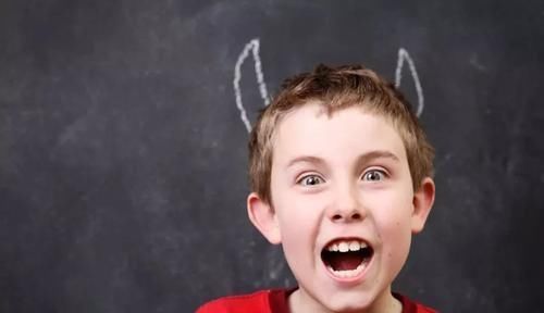 孩子|“破塑料值几个钱?”孙子弄坏亲戚一柜手办,看到账单后奶奶懵了