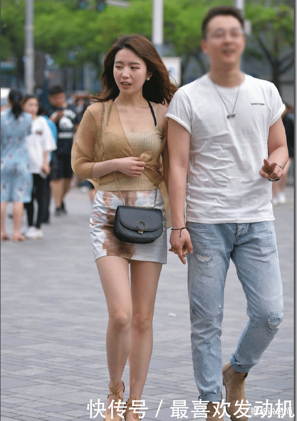 白裙上抹了“酱油”,还好意思穿呢她真胆子够大的