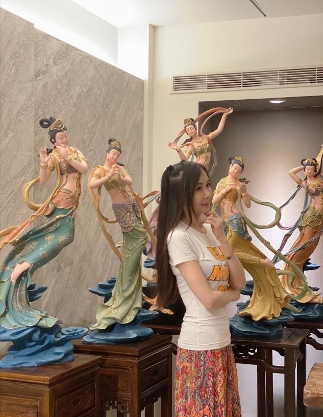 薄纱|52岁萧蔷越老越敢穿，一袭深V长裙身段玲珑丰腴，漫画腿太吸睛