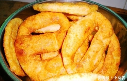 红薯跟鸡蛋是绝配,不用发面,做好吃的红薯饼,松软鲜美,特好吃