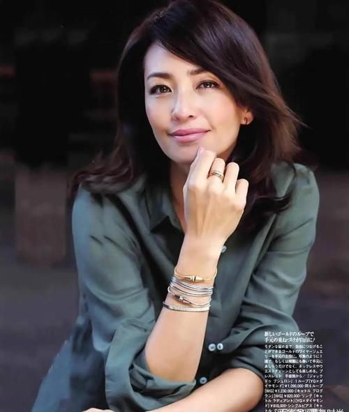 50岁女人别总穿打底裤，学学日本主妇的穿搭，减龄又显气质