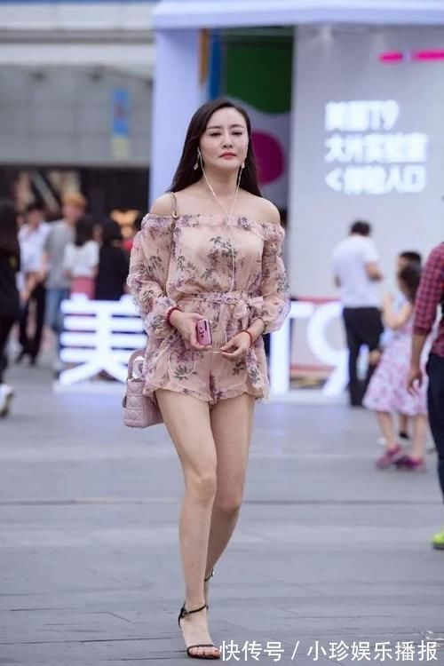 高跟凉鞋 一字领印花连衣裙,搭配黑色一字带高跟凉鞋,穿出时尚靓丽的风采