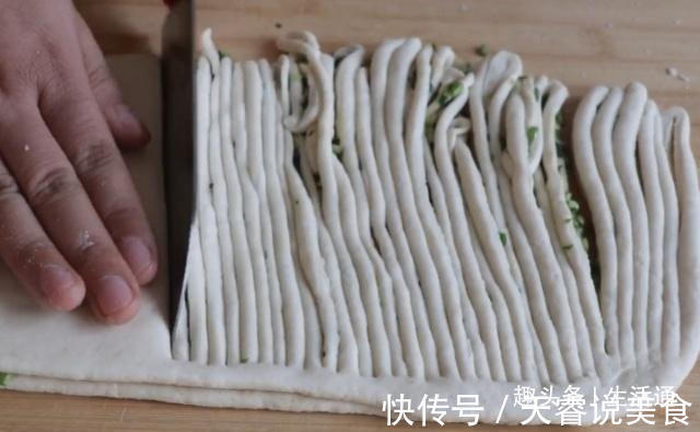 教你懒人花卷的做法，不用上锅蒸，十分钟端上桌，香软可口特好吃
