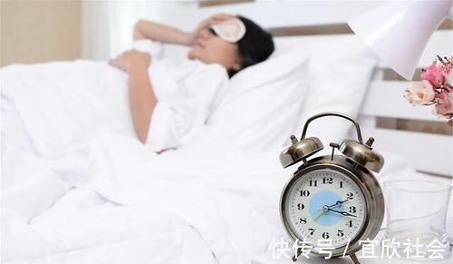 睡眠|睡到凌晨三、四点就醒了?除了失眠,可能是它在“使坏”