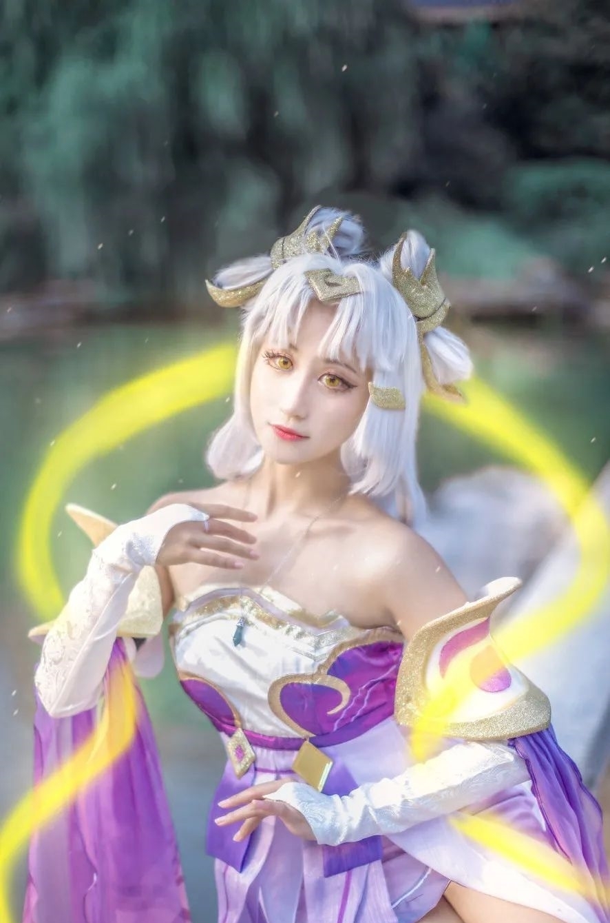 cos:王者荣耀嫦娥cos正片@Vv子教授,银色的神,他心中并不冷.