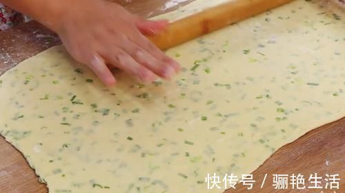 面团|面粉不要蒸馒头了，加一把小葱进去，一次做18个，家人都爱吃