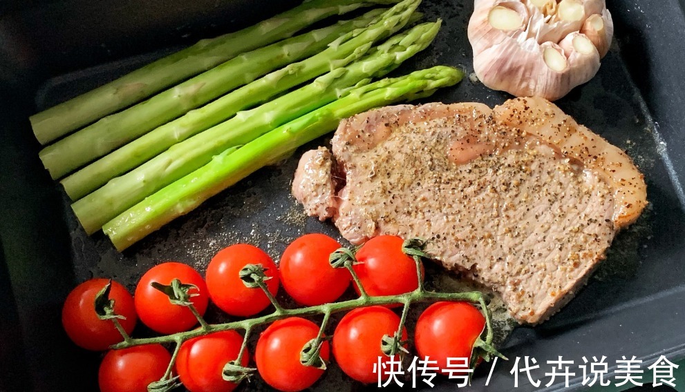 煎牛排时,万万不可直接下锅就煎,多加这一步,牛排鲜嫩更好吃