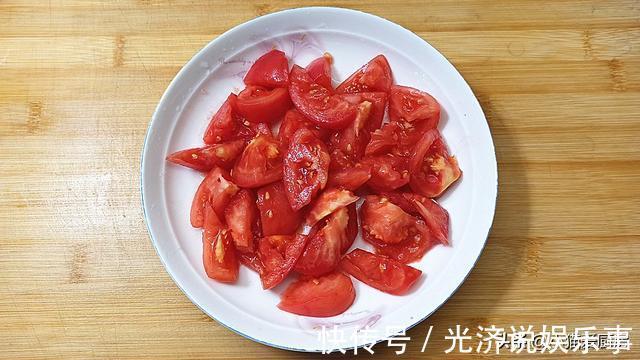 白菜|大白菜别再炖着吃,不用一滴水,加2西红柿,炒出来好吃特下饭