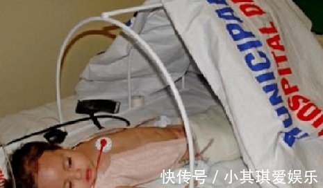 名人传|女童出生便患美人鱼症,喜欢呆在水里,用乐观打败缺陷