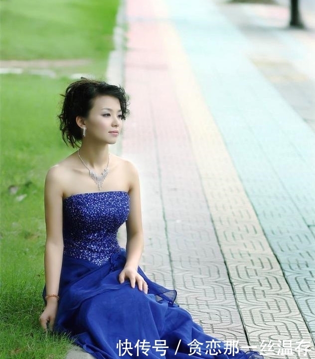 并存|街拍随手拍:如花似玉的美女,修身的穿搭,魅力与气质并存