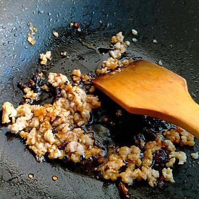 蒜薹丁酱炒肉末花生米