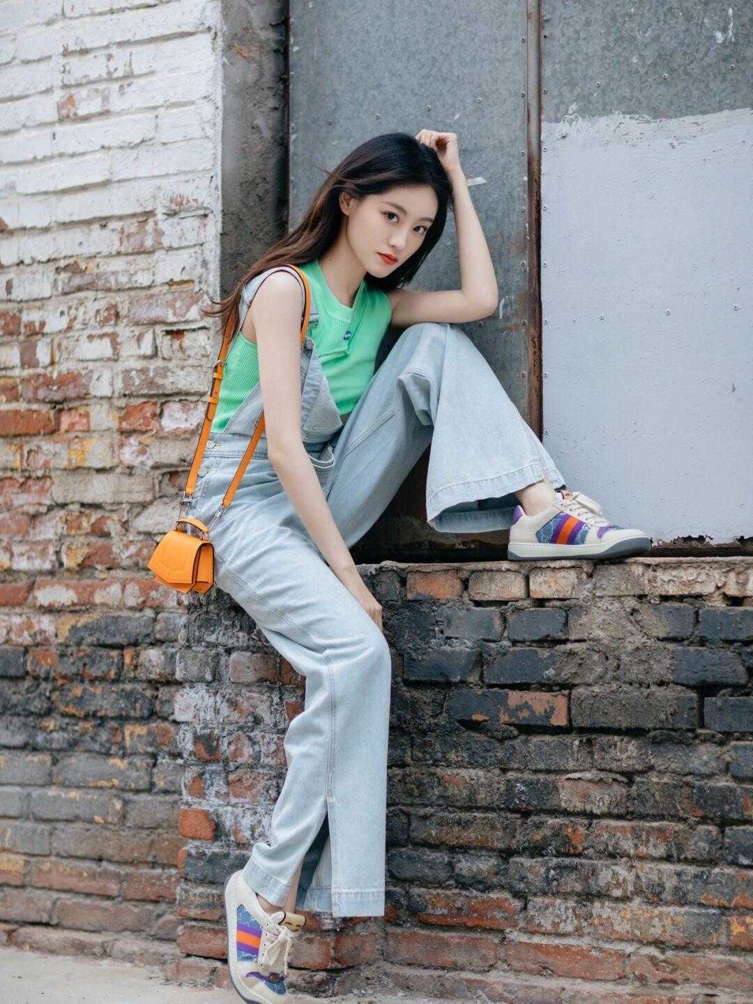 印花|夏季怎么穿搭才高级,衬衫搭配印花半身裙简约大气,漂亮大方