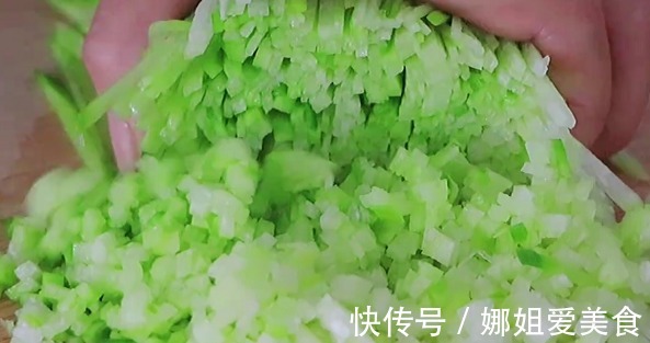 炸丸子也是有技巧的,掌握这些要点,丸子炸的外酥里嫩不吸油