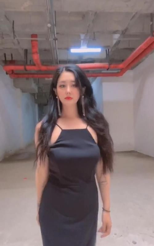 “越简单越时髦”，一身黑裙让人无可挑剔！