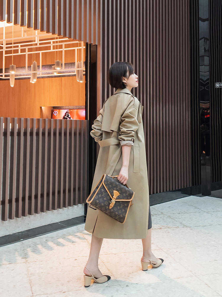 时髦 秋天,“风衣”怎么穿才洋气?配条纹衫和牛仔裤,高级时髦又优雅