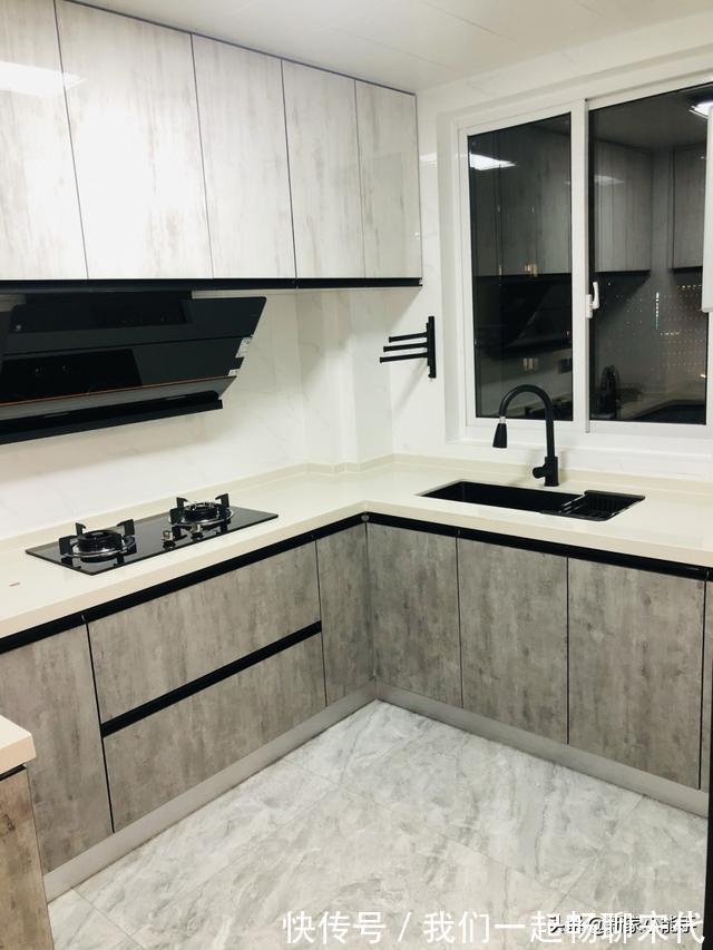 屋主|花了八个月完工,过道设计柜子很实用,主卧透明玻璃卫生间真抢眼