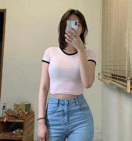 简约|牛仔裤穿搭十分优雅,衬显女性的魅力,展现出时尚又简约的风格