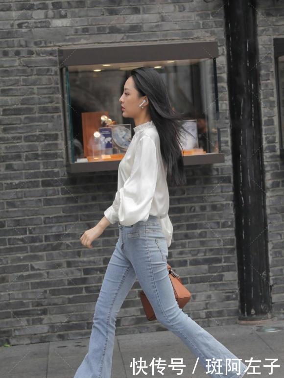 卷土重来的喇叭裤,配白色绸缎面衬衫,洋气好看又显恬静的美