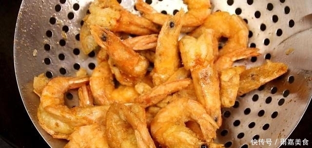 大虾|炸大虾,有人用面粉有人直接炸?都不对!教你正确做法,酥脆解馋
