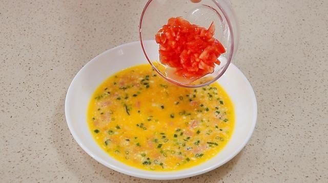 天冷了，我家隔天就用番茄和鸡蛋这样做，别不懂吃早餐