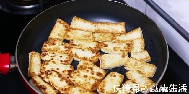 老豆腐|豆腐好吃有诀窍，大厨教你这样做，放一个西红柿，汤汁都拌饭吃了