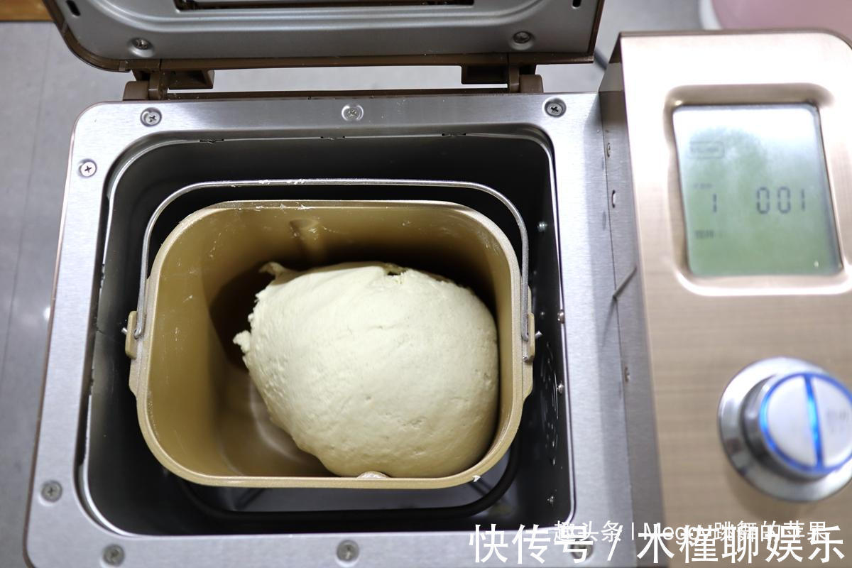 面团|三个萝卜一盆面，蒸出的大包子比肉香，越吃越香！