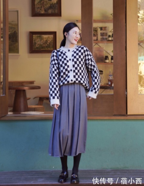 乐福鞋 终于明白“奶奶衫”为什么是2022最火单品,简约耐看还显瘦,超美