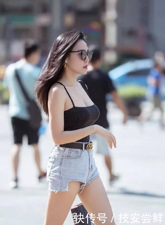 女性搭配高跟鞋,彰显出婀娜多姿的身材