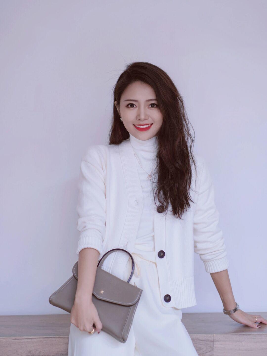 克莱因蓝 毛衣搭配时尚感加倍,4个实用款式,太适合日常出街穿了