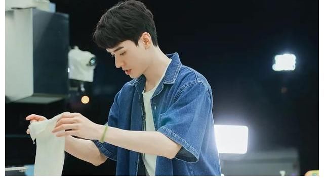 丁真|差评如潮，《中餐厅》如何从弘扬中国美食，沦为顶流矫情烧菜秀的