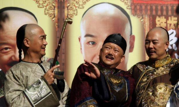 纪晓岚$刘家人出上联“刘邦刘备刘德华”,周家人对出下联堪称经典