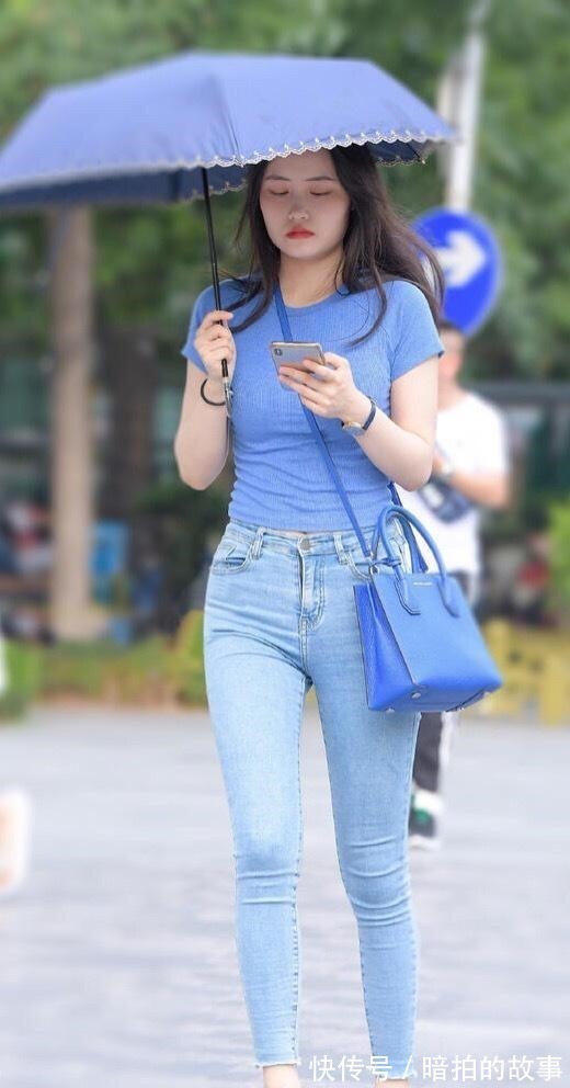 小姐姐 紧身牛仔裤搭配蓝色T恤,微胖小姐姐也能穿出自信和精致,美翻了!