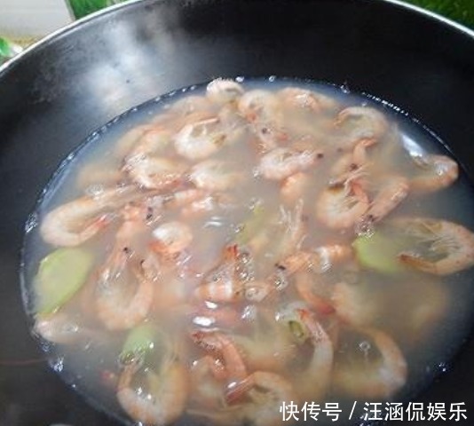 细嫩|煮虾时,放香油跟放盐都不对!只需加点它,肉质细嫩,新鲜无腥味